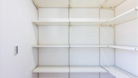 【キッチンパントリー】
共働きのご家庭にとって、週末にまとめ買いした食材・日用品を収納する場所があるのはとても便利!おうち時間に必要なものも、きれいに収納できます!
※実際の間取り・仕様は異なります。