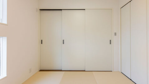 【当社施工事例】畳のマルチルーム。こちらの物件では、主寝室の横にあり、造り付けカウンターを設けました。籠れる空間で趣味や仕事に没頭できます。お子様が小さなうちはお布団を敷いて1つの空間で眠れて安心♪