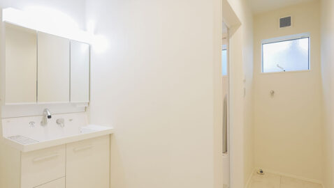 L字型の洗面所。脱衣室とゾーニングしやすい形状です。