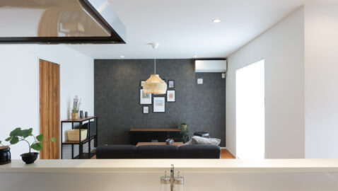 腰壁付きのキッチンは開放的ながら適度に手元が隠れて空間をスッキリ見せることができます。