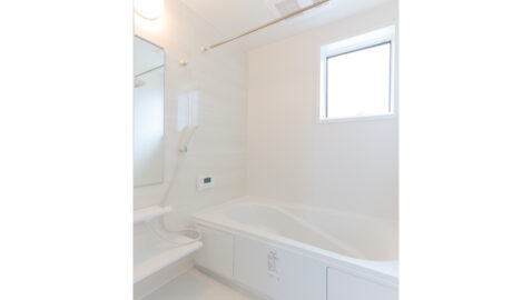 浴室（1坪タイプ）足を伸ばしてゆったり入れる浴槽は、ステップ付きで安心。お子様との入浴や半身浴も楽しめます。浴室衣類乾燥暖房機付きで、冬場もあたたかく入浴できて快適です。