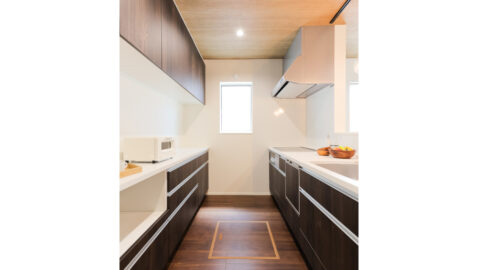 タカラスタンダード製キッチン。家事を軽減するIHヒーター、食器洗浄乾燥機付き。扉はシックな木目調カラーで空間を一層オシャレに魅せます。