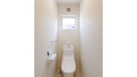 リクシル製の超節水型トイレはフチレス形状の便器に継ぎ目なし便座でお手入れはサッと簡単、お掃除回数を減らせます。1階トイレは室内正面に専用収納を設け、備品収納にも困りません。