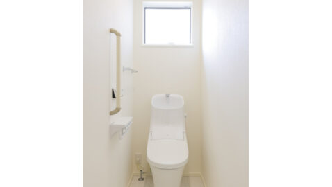 リクシル製の超節水型トイレはフチレス形状の便器に継ぎ目なし便座でお手入れはサッと簡単、お掃除回数を減らせます。1階トイレは室内正面に専用収納を設け、備品収納にも困りません。※窓の位置形状等は異なります
