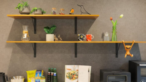 キッチン背面収納上部とTVボード上部には造作の飾り棚を設けます。空間になじむ2段の棚は見せる収納として、お気に入りのインテリアや観葉植物もディスプレイできます。