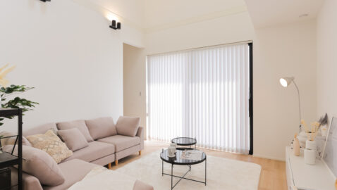 白を基調とした空間は大きな窓や天窓から取り込んだ光を反射し、より明るく感じられます。