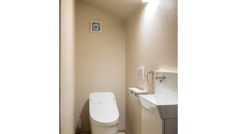 各階トイレ完備です。つぎ目のないクリーン便座、防汚効果の高いクリーン樹脂ノズルで汚れが付きにくく、お手入れラクラクの高機能トイレ。深広ボウルの手洗い器付きで家族みんなが使いやすい！※TOTO製