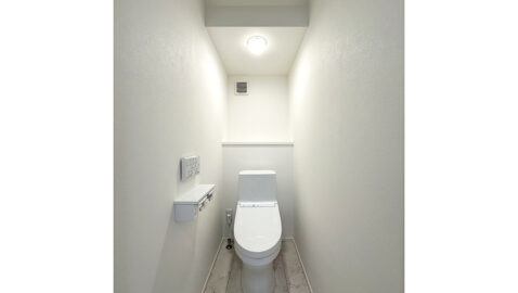 各階にトイレがあり、朝のラッシュ時も安心。セフィオンテクト加工の便器、継ぎ目のない便座、クリーン樹脂ノズルで汚れが付きにくく、お手入れもラクラクです。2階トイレは、手洗い器付き仕様です。※TOTO製
